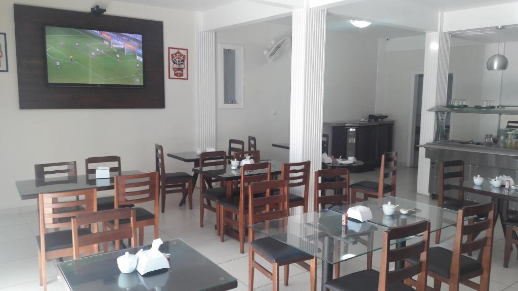 TV a/nebo společenská místnost v ubytování Pousada Paulett's - Hospedagem na Zona Norte de Ilhéus - Bahia
