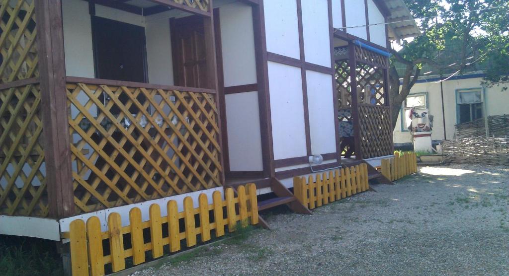 ドルジャンスカヤにあるGuest house on Kalinina 336の木門と黄柵のある家