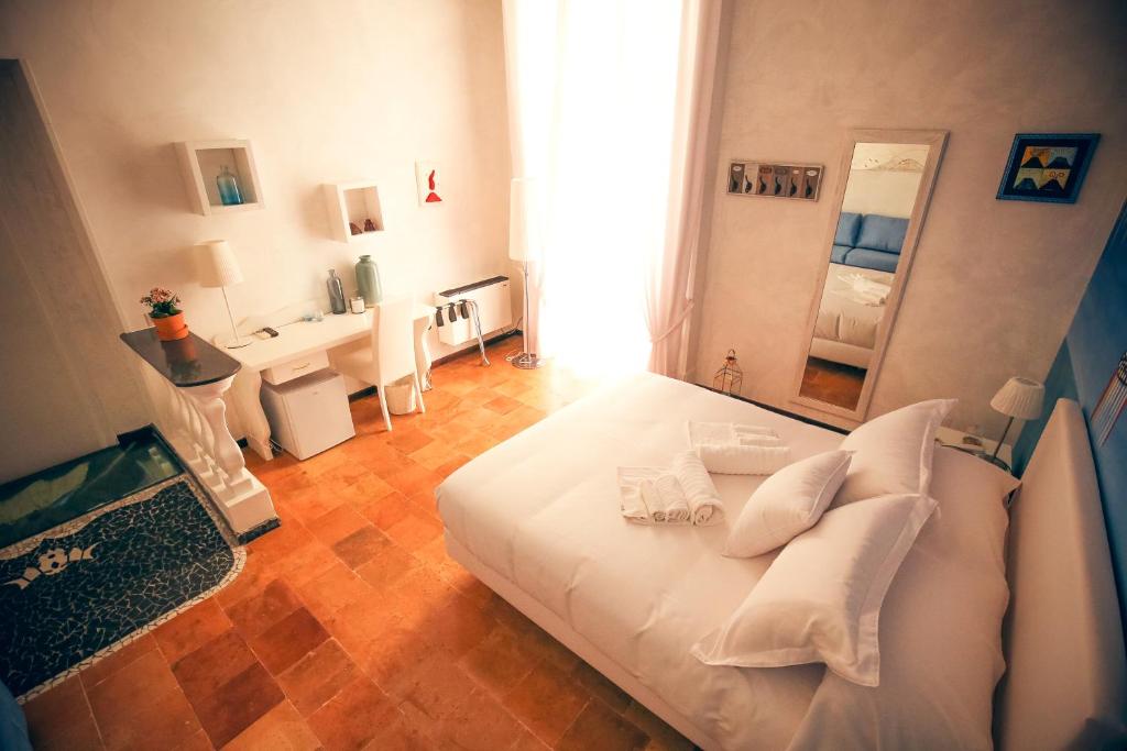 Postel nebo postele na pokoji v ubytování NapoliMia Boutique Hotel