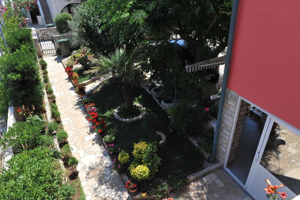 Vonkajšia záhrada v ubytovaní Apartmani Poljanec