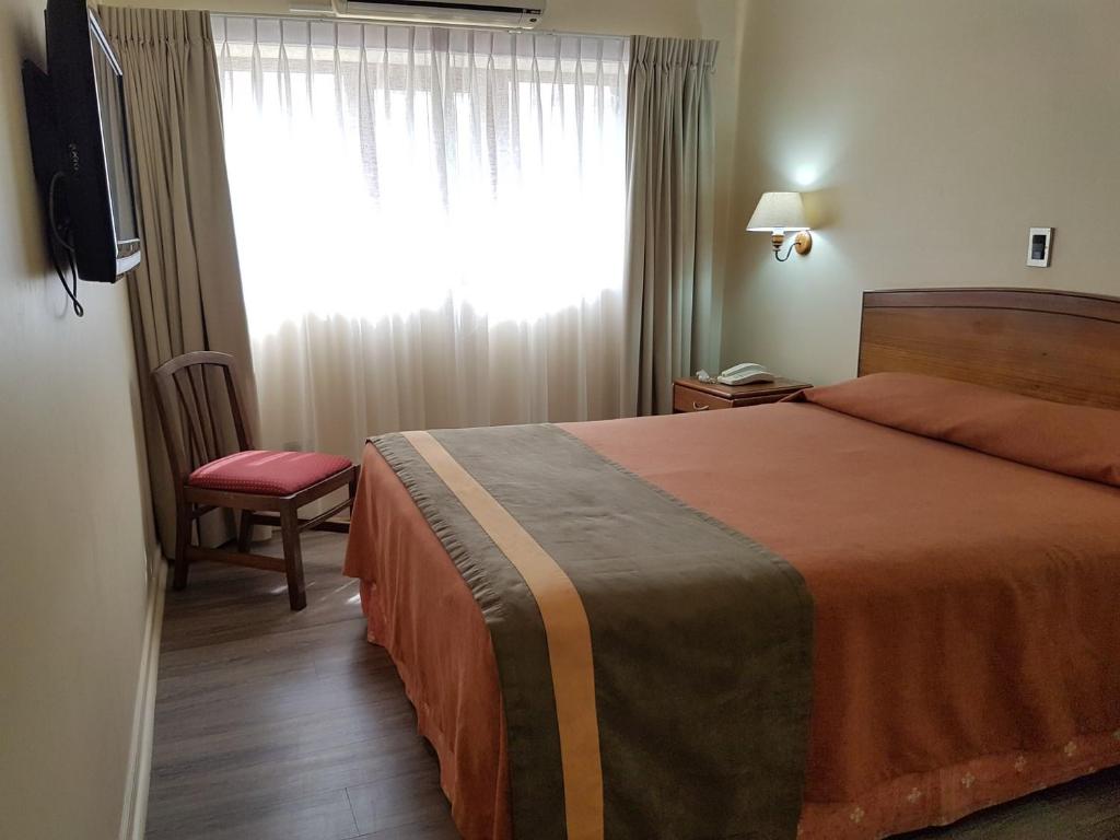 a hotel room with a bed and a window at Hotel Diego de Almagro Antofagasta Express in Antofagasta