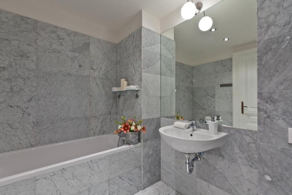 Royal Prague City Apartments - Resim 18