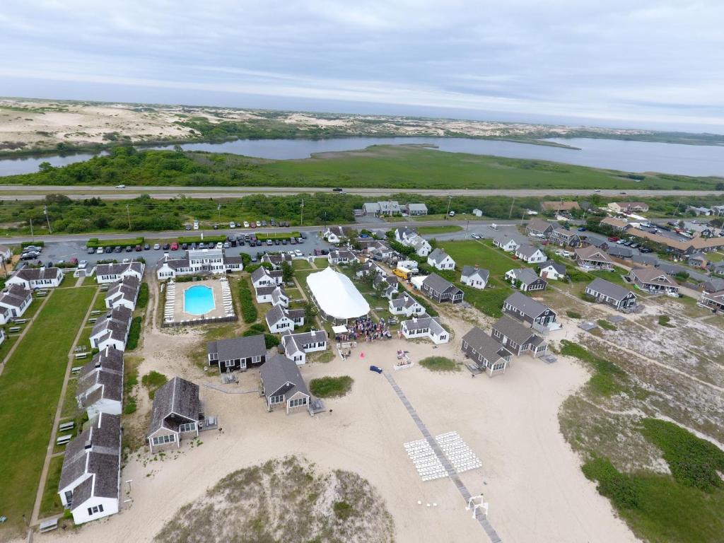 una vista aérea de un camping junto a un cuerpo de agua en Kalmar Village & Tradewinds, en North Truro