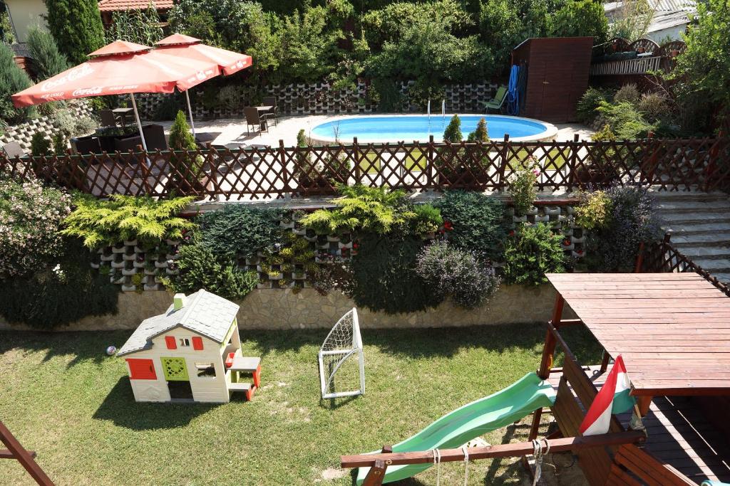 ヘーヴィーズにあるSunnyside Hévízの裏庭(家と滑り台のある遊び場付)