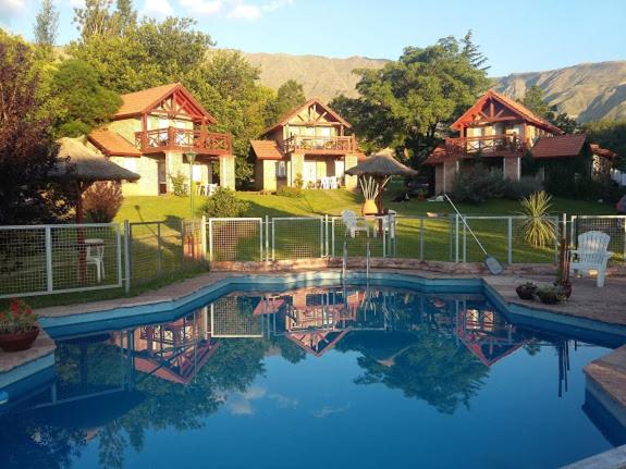 una gran piscina frente a una casa en Cabañas Dalga Inn en Merlo