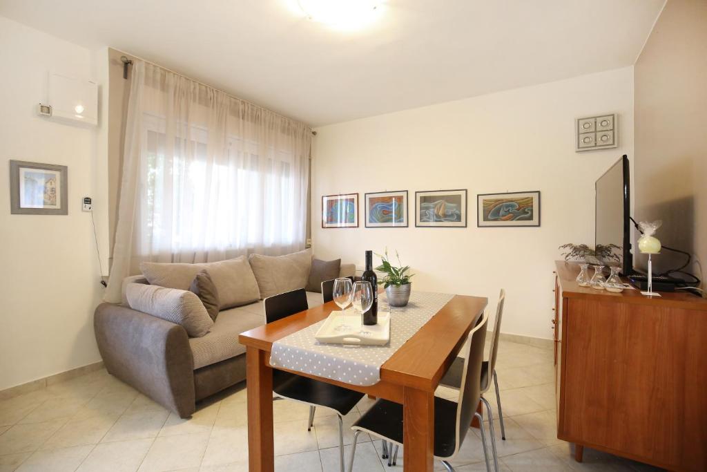 salon ze stołem i kanapą w obiekcie Villa Goga w mieście Vir