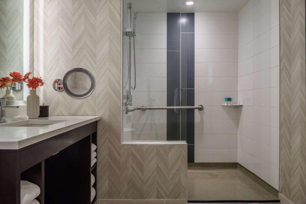 Hyatt Regency Aurora-Denver Conference Center - 带有可进入淋浴的国王室 - 残疾人