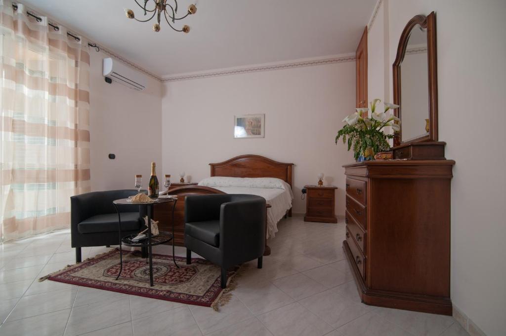 ヴィエトリにあるLa Stella del Sudのベッドルーム1室(ベッド1台、テーブル、椅子付)