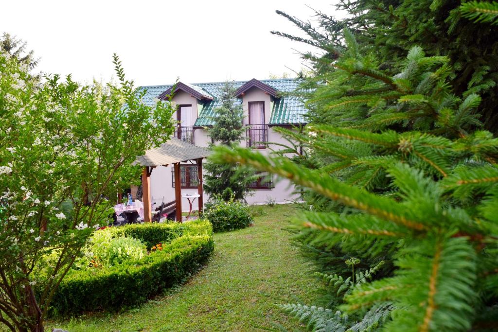 een huis midden in een tuin met planten bij Vikendica Ahatovići in Ahatovići