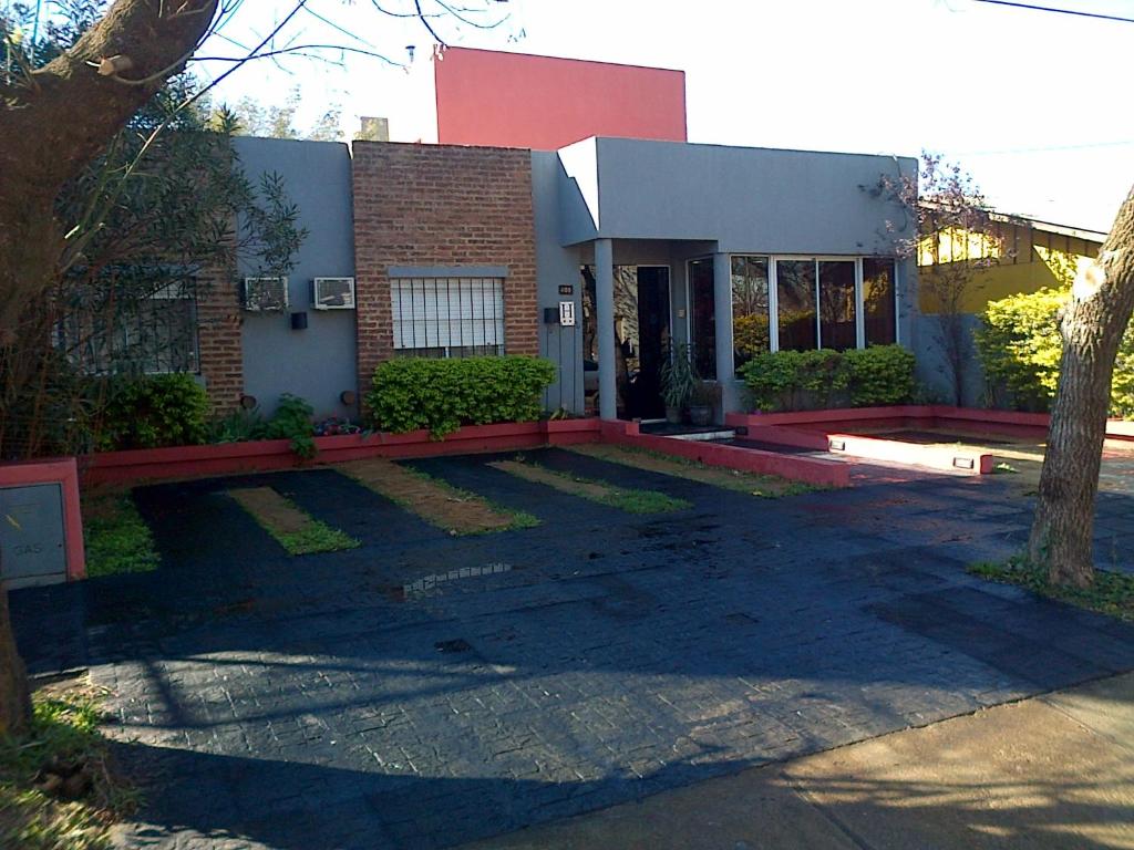 una casa con una entrada para autos en frente de ella en La Posada de Los Fresnos, en Colón