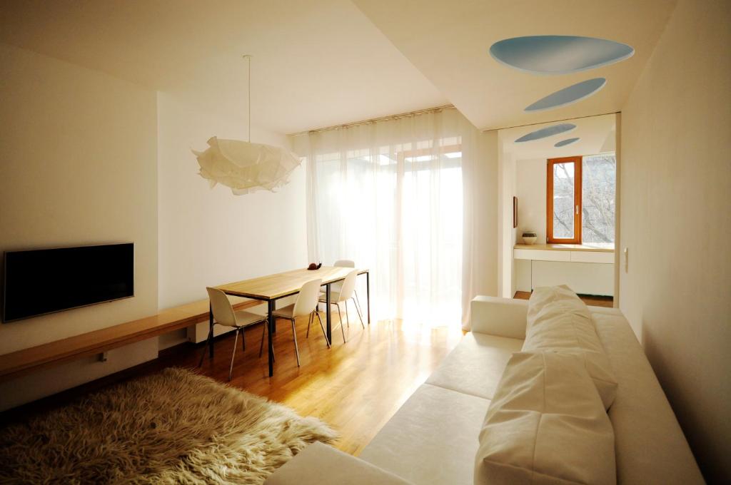 - un salon avec un canapé blanc et une table dans l'établissement Architectural City Loft, à Sofia