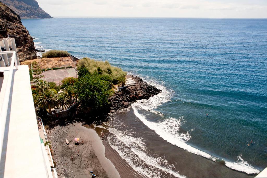 vistas aéreas al océano y a la playa en Beachfront apartment in paradise, en San Andrés