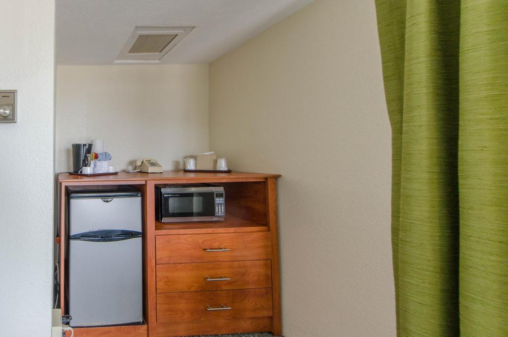 Kuchyň nebo kuchyňský kout v ubytování Attache Motel