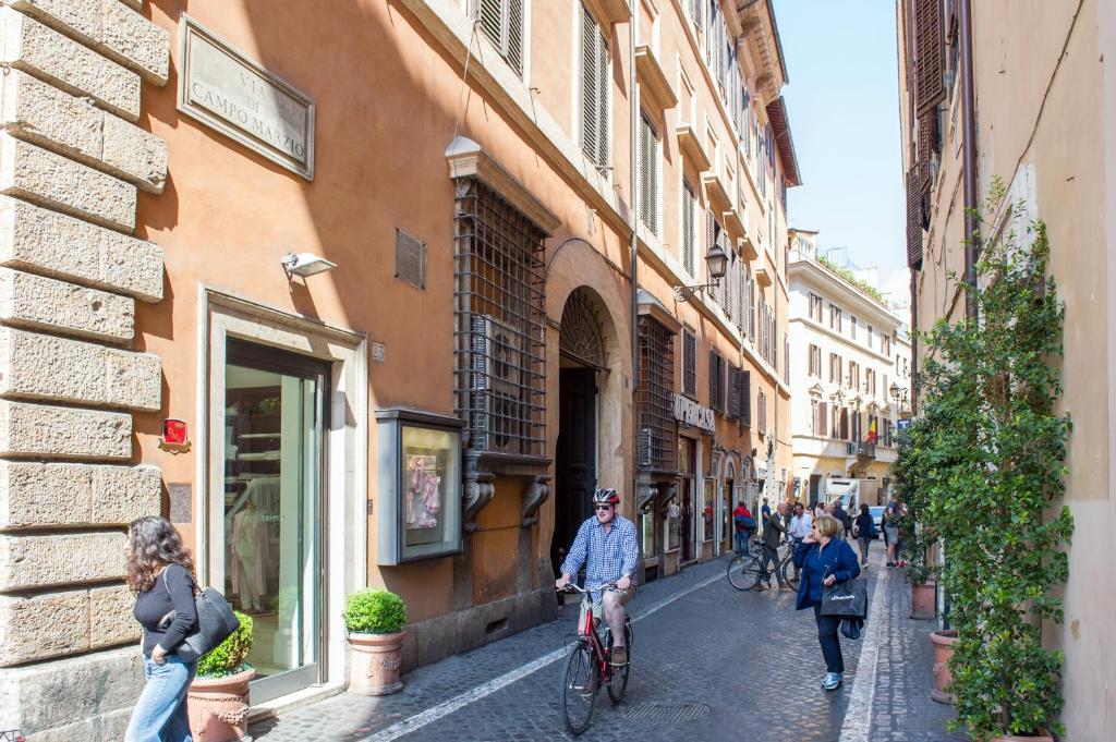 ローマにあるCampo Marzio Exclusive Maisonの自転車に乗る人々