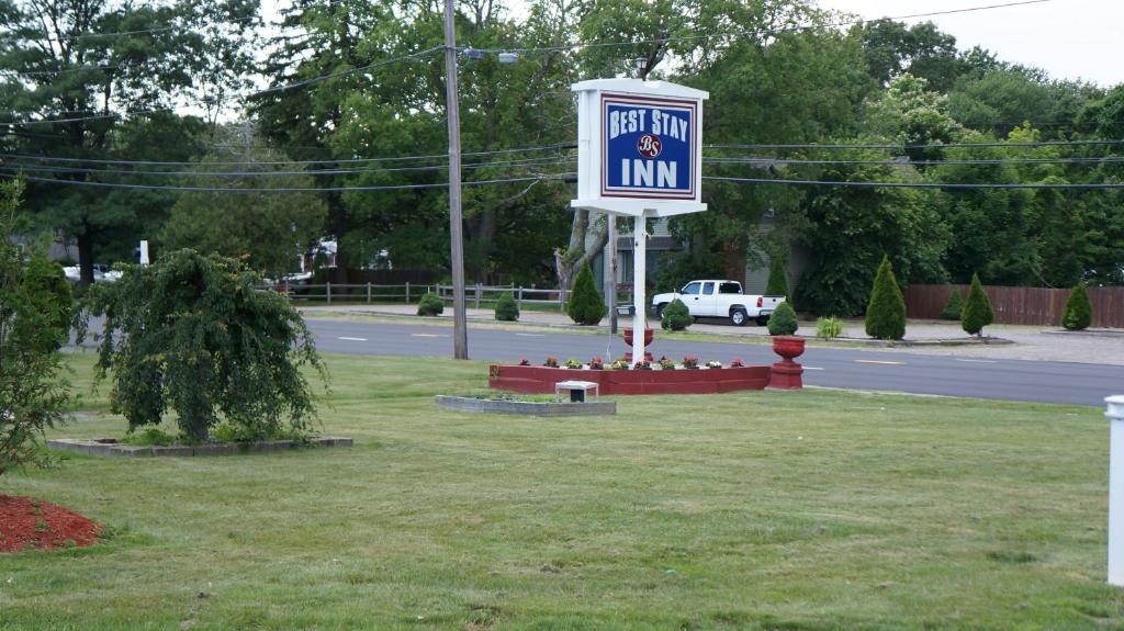 a sign that is on the side of a road at Best Stay Inn in Plainville