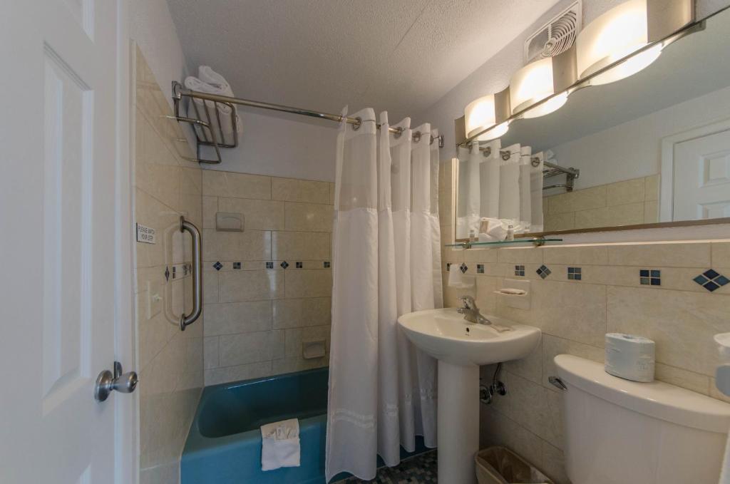 Koupelna v ubytování Attache Motel