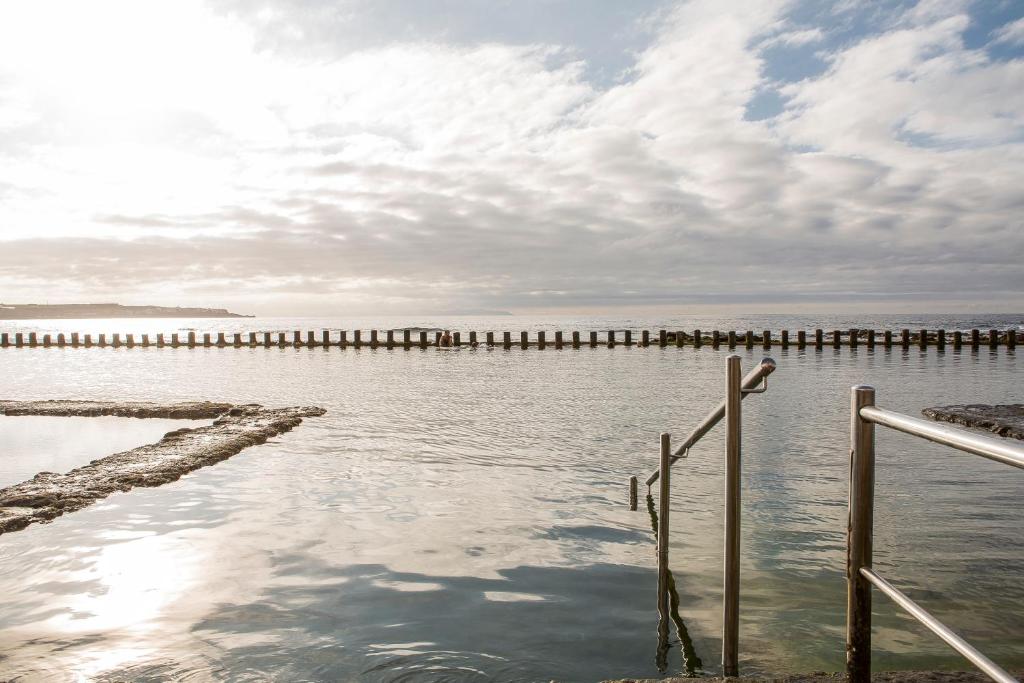 ガルダーにあるCasa Playa Ondinaの木造桟橋大水