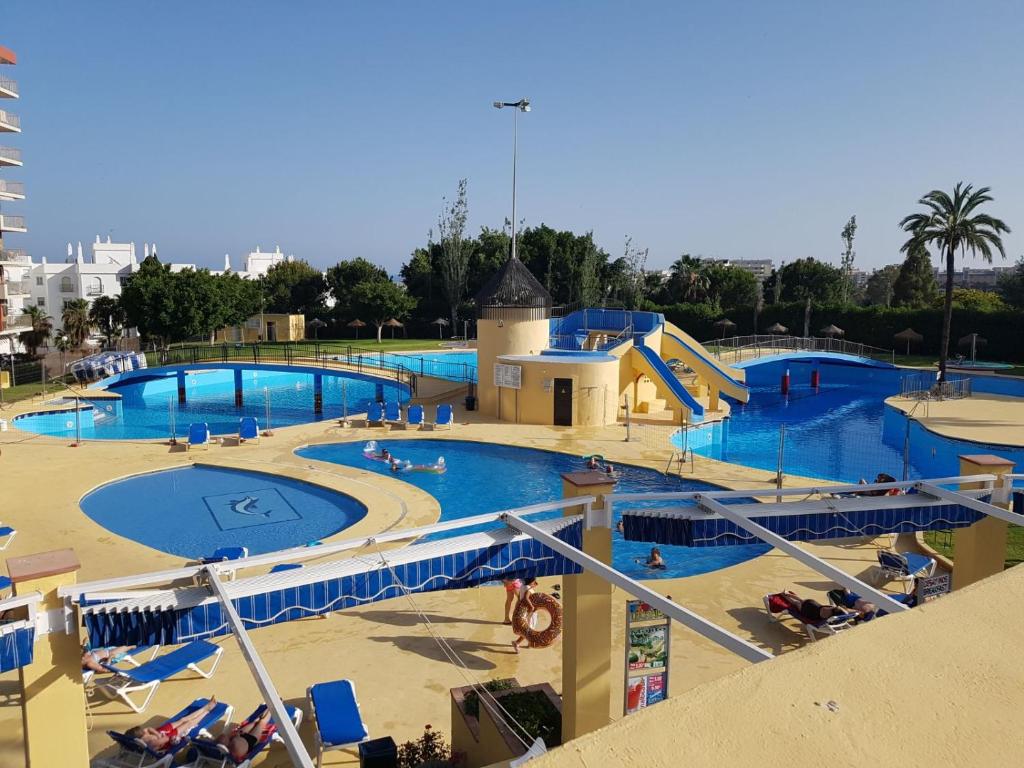 ベナルマデナにあるComplejo Minerva Jupiterの遊泳公園内のプール群