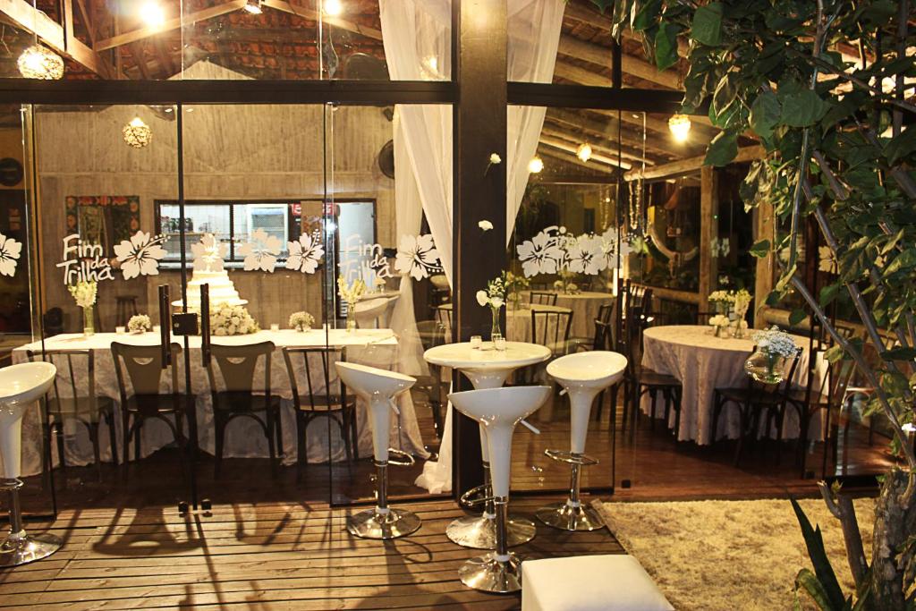Um restaurante ou outro lugar para comer em Pousada e Restaurante Fim da Trilha
