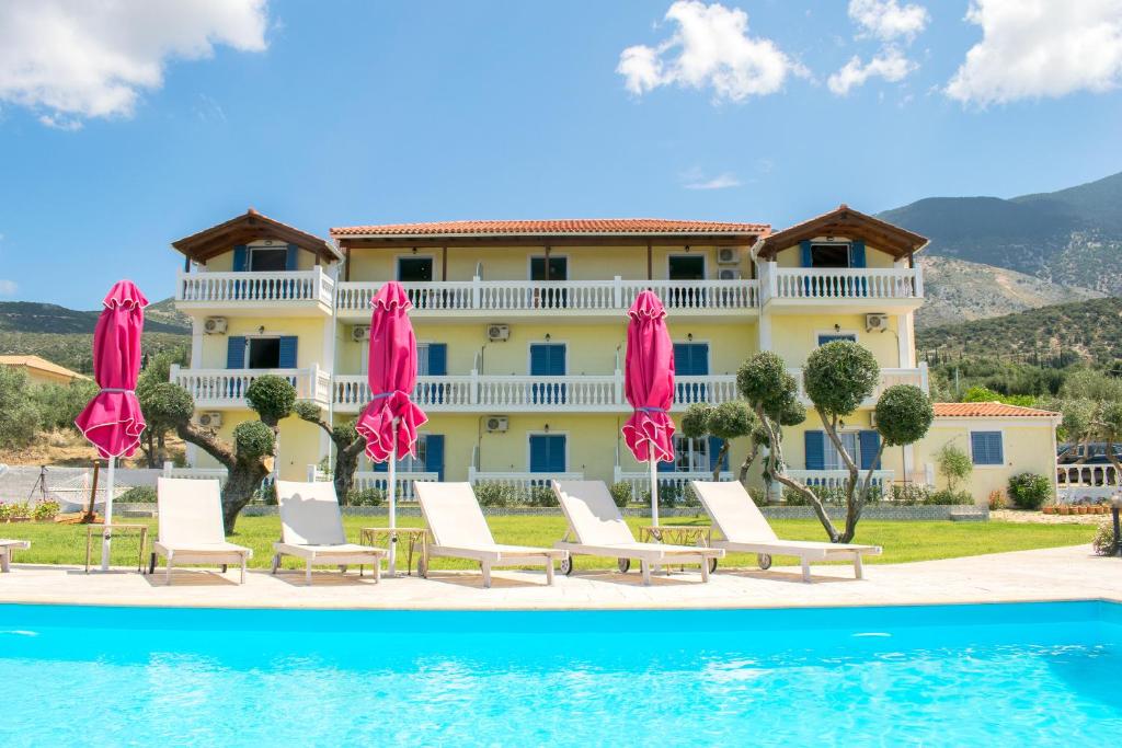 um resort com espreguiçadeiras e uma piscina em Elaias Gi Residence em Mousata