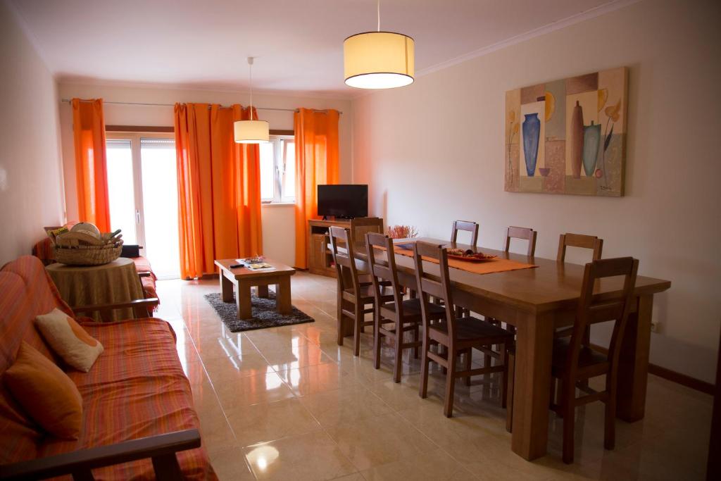 uma sala de estar com uma mesa e cadeiras e um sofá em Your HOME, Nazaré na Nazaré