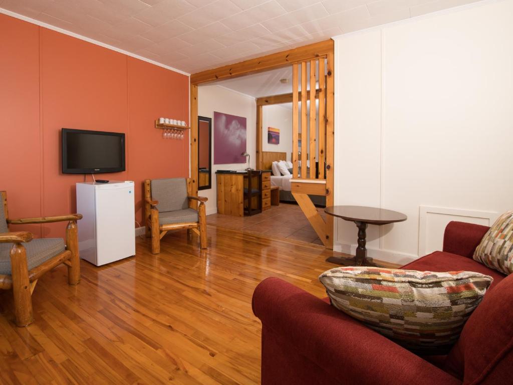 TV a/nebo společenská místnost v ubytování Au Pic de l'Aurore Motel-Chalets