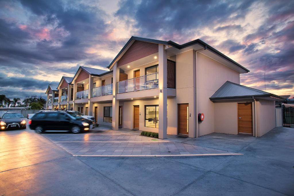 a building with a car parked in a parking lot at Renmark Holiday Apartments in Renmark