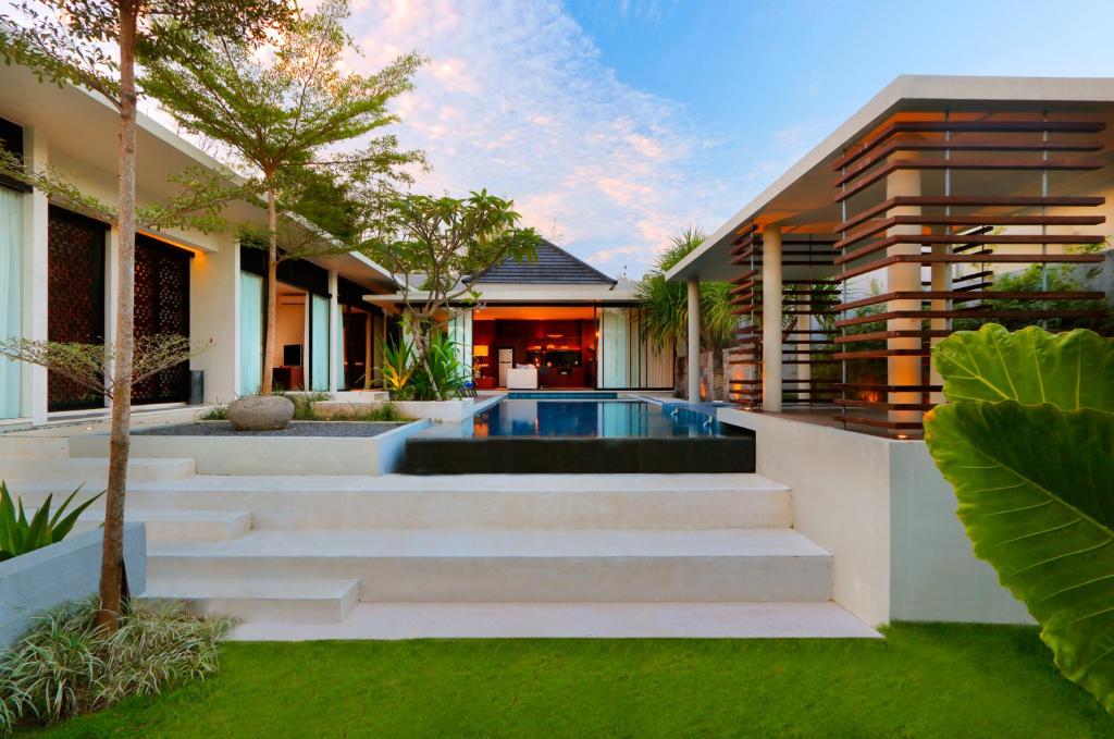 una casa con piscina y escaleras en Vinila Villas by Nakula, en Nusa Dua