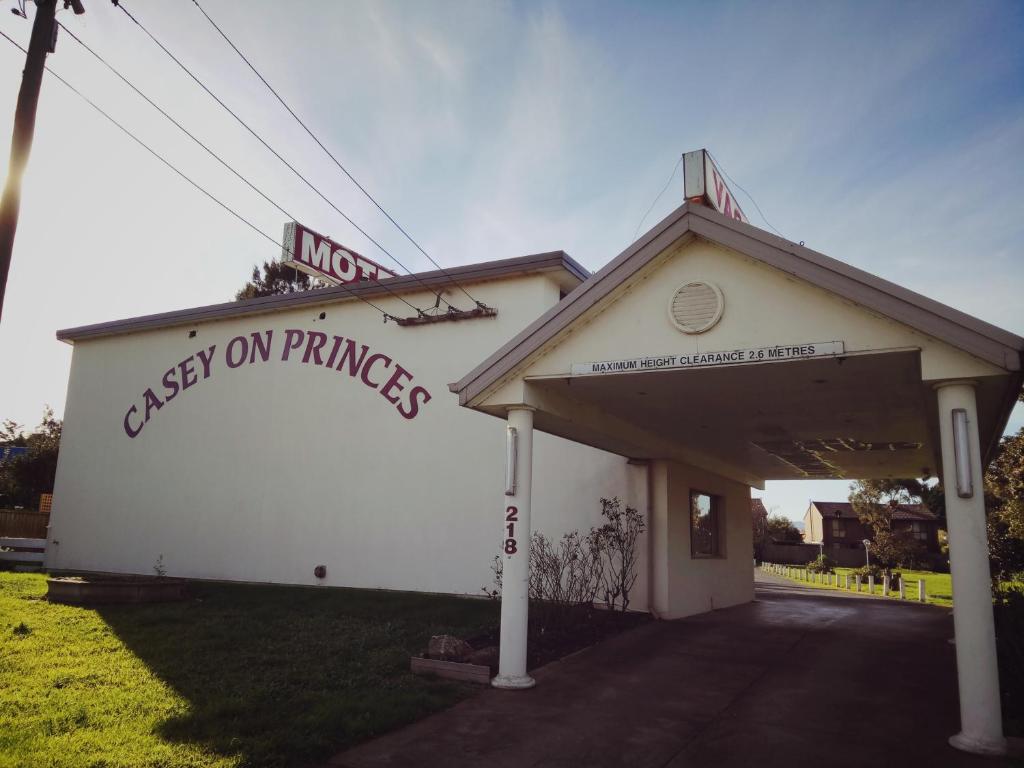 un edificio blanco con un cartel que lee sexo sobre príncipes en Casey on Princes Motel, en Hallam