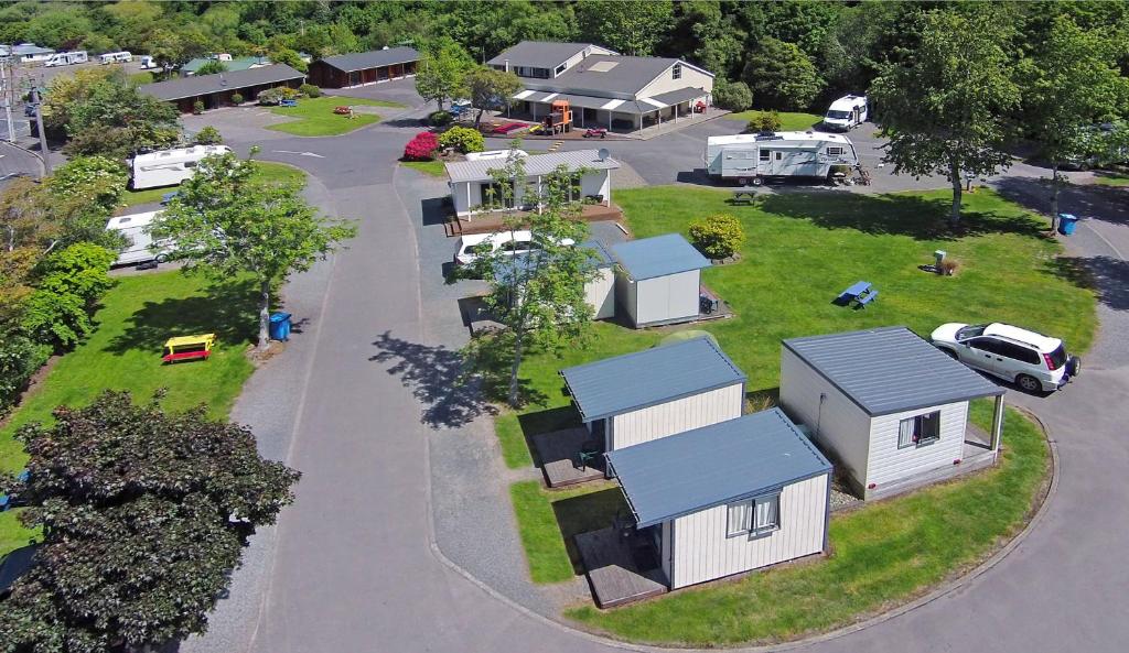 una vista aérea de un pueblo con casas y una calle en Leith Valley Holiday Park and Motels, en Dunedin