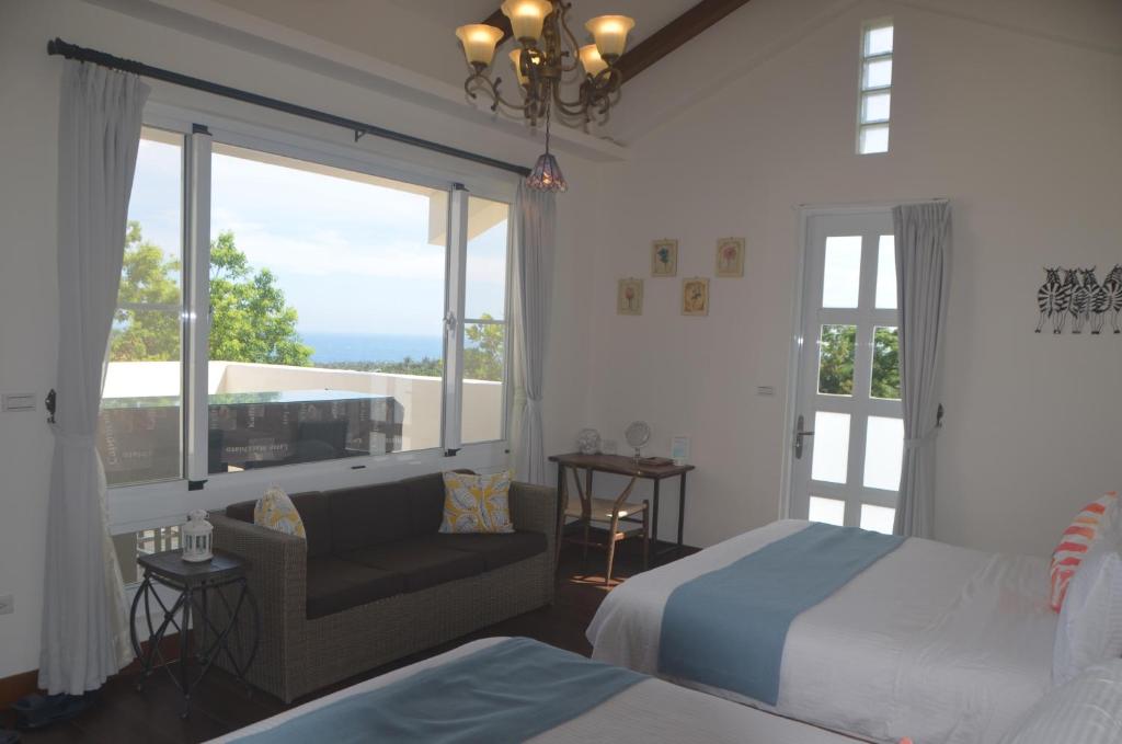 Un pat sau paturi într-o cameră la Coastline Azure B&B
