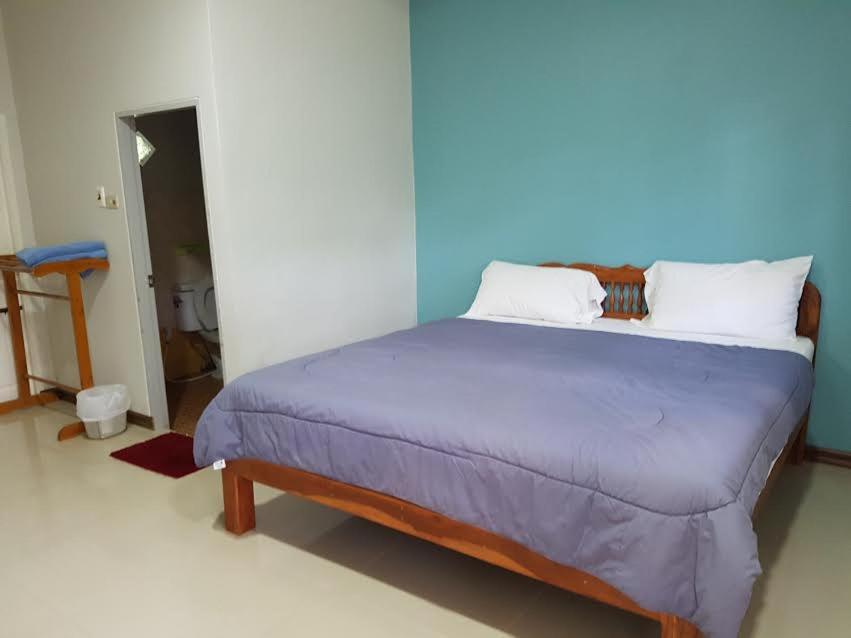 ウドーンターニーにあるSaithong Resortのベッドルーム1室(紫のシーツが敷かれた大型ベッド1台付)