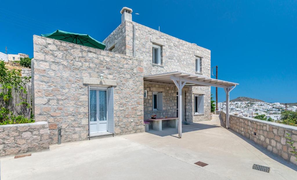 een stenen huis met uitzicht op de stad bij Stone House Yiota in Plaka Milou