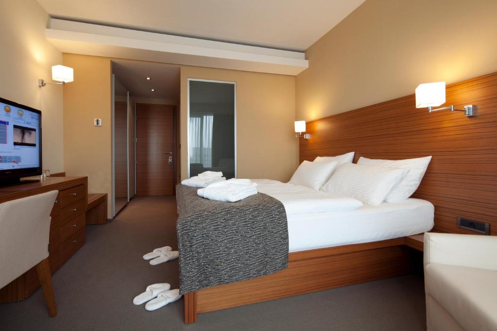Postel nebo postele na pokoji v ubytování Bohinj Eco Hotel