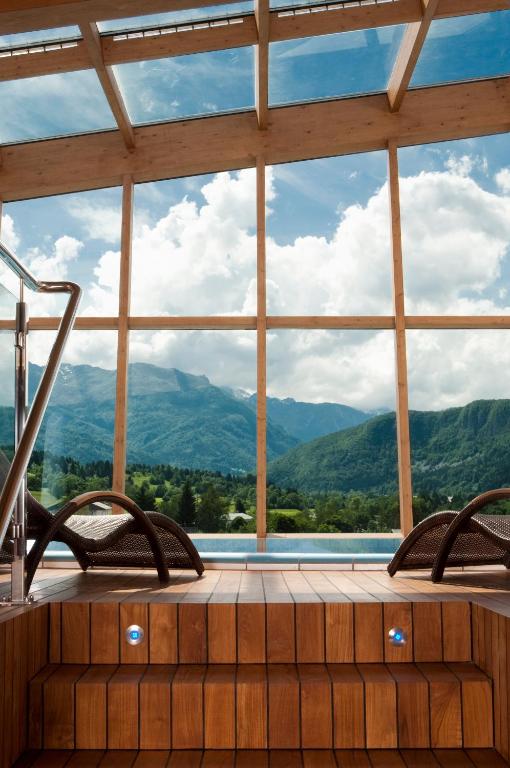 Nespecifikovaný výhled na hory nebo výhled na hory při pohledu z hotelu