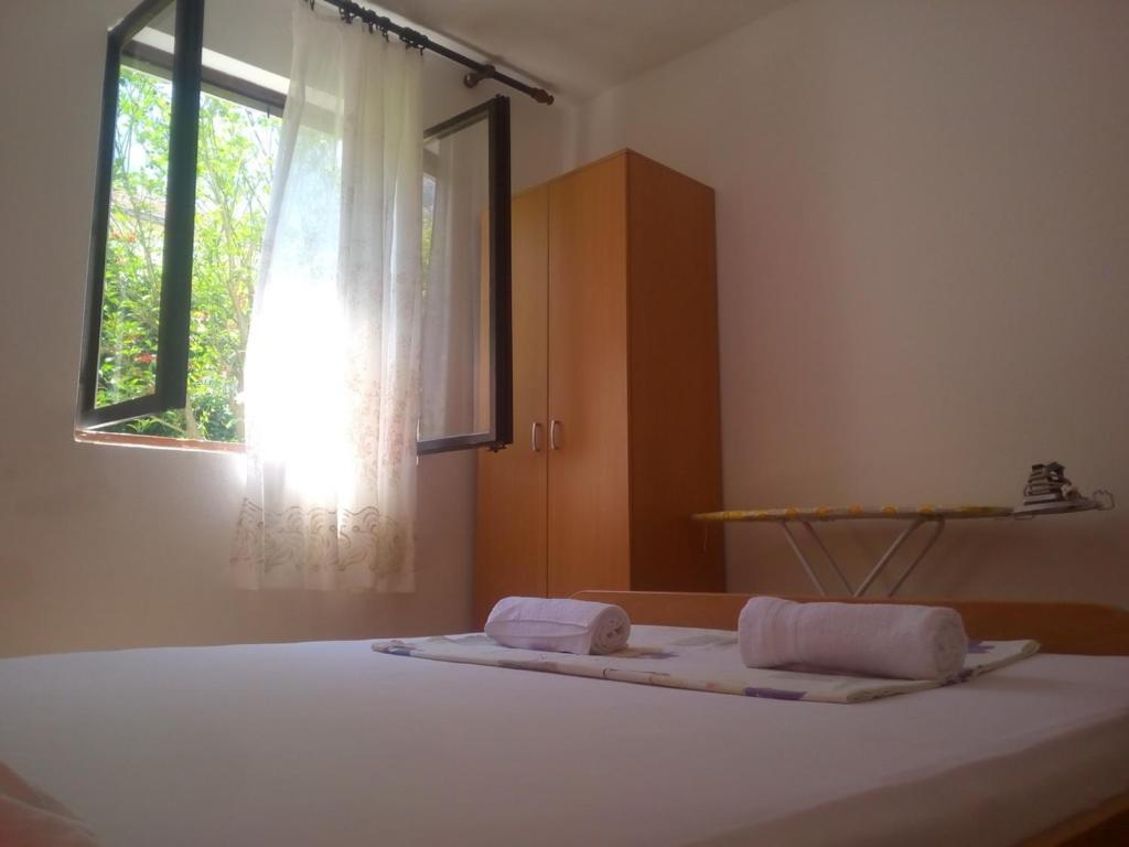 1 dormitorio con 1 cama con 2 toallas en Apartment Kotor-Andrija Jovanovic, en Kotor