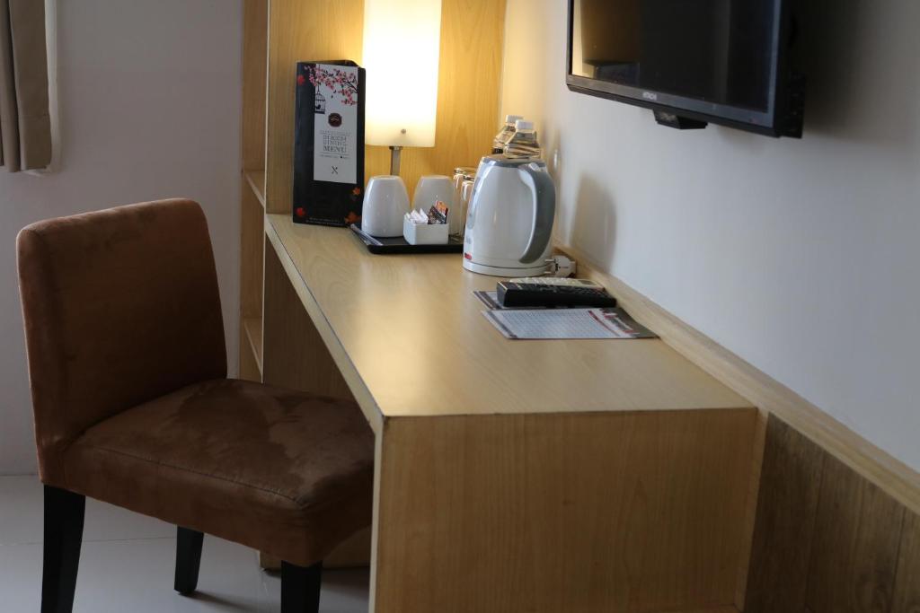 TV a/nebo společenská místnost v ubytování Bekizaar Hotel Surabaya