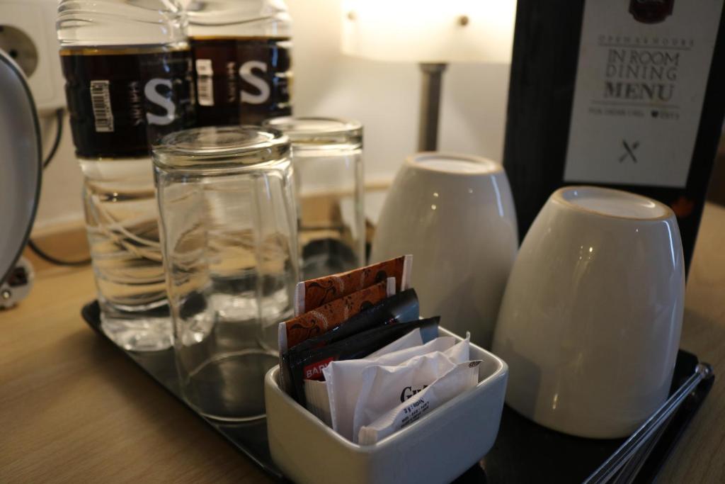 Příslušenství pro přípravu čaje a kávy v ubytování Bekizaar Hotel Surabaya