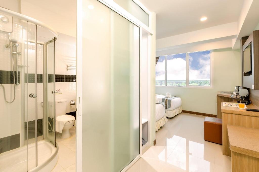 Koupelna v ubytování RoomQuest Suvarnabhumi Airport Romklao Soi 6