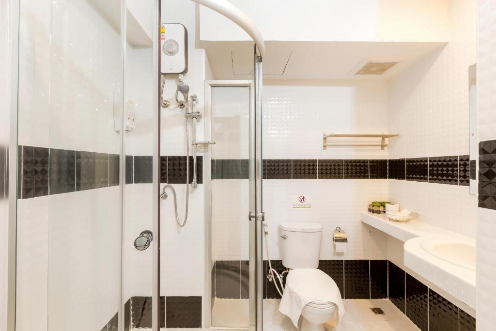 Koupelna v ubytování RoomQuest Suvarnabhumi Airport Romklao Soi 6