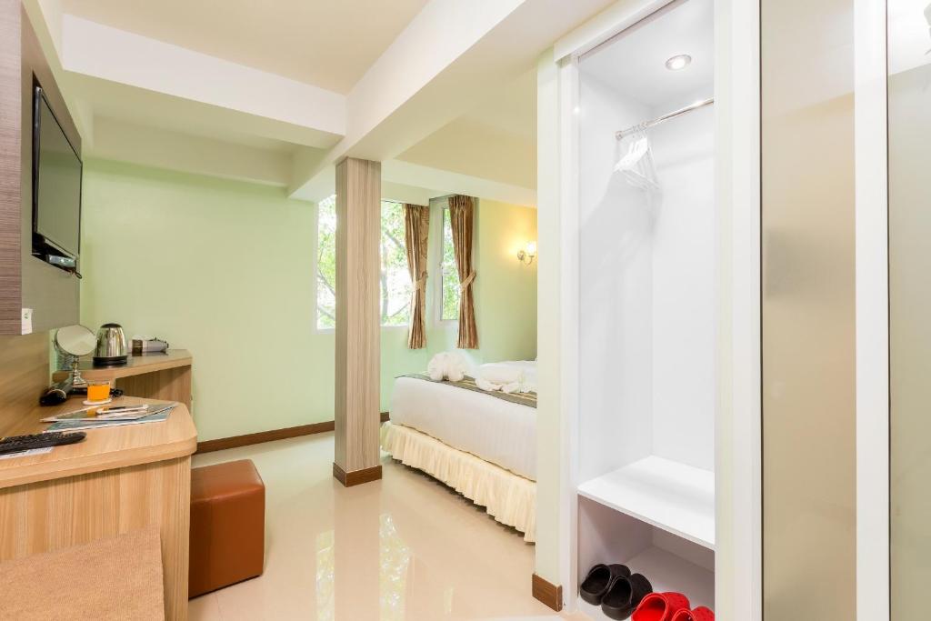 Postel nebo postele na pokoji v ubytování RoomQuest Suvarnabhumi Airport Romklao Soi 6