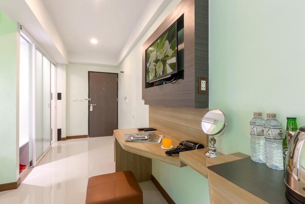 Postel nebo postele na pokoji v ubytování RoomQuest Suvarnabhumi Airport Romklao Soi 6