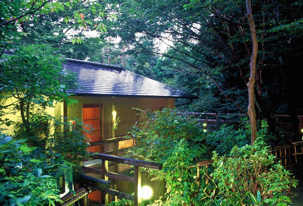 ein kleines Haus mitten im Wald in der Unterkunft Hanafubuki in Ito