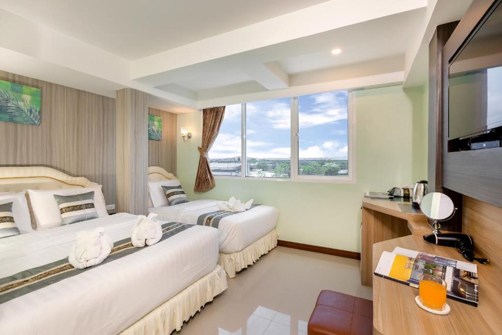 TV a/nebo společenská místnost v ubytování RoomQuest Suvarnabhumi Airport Romklao Soi 6