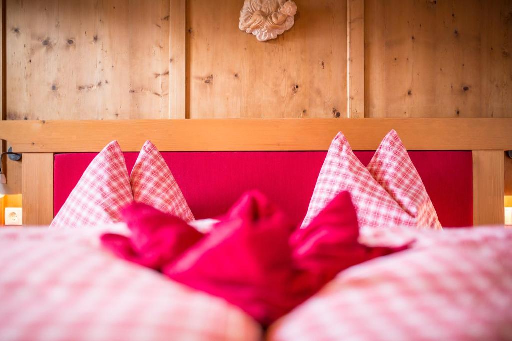 Łóżko lub łóżka w pokoju w obiekcie Berggasthaus Agritur Moserhof