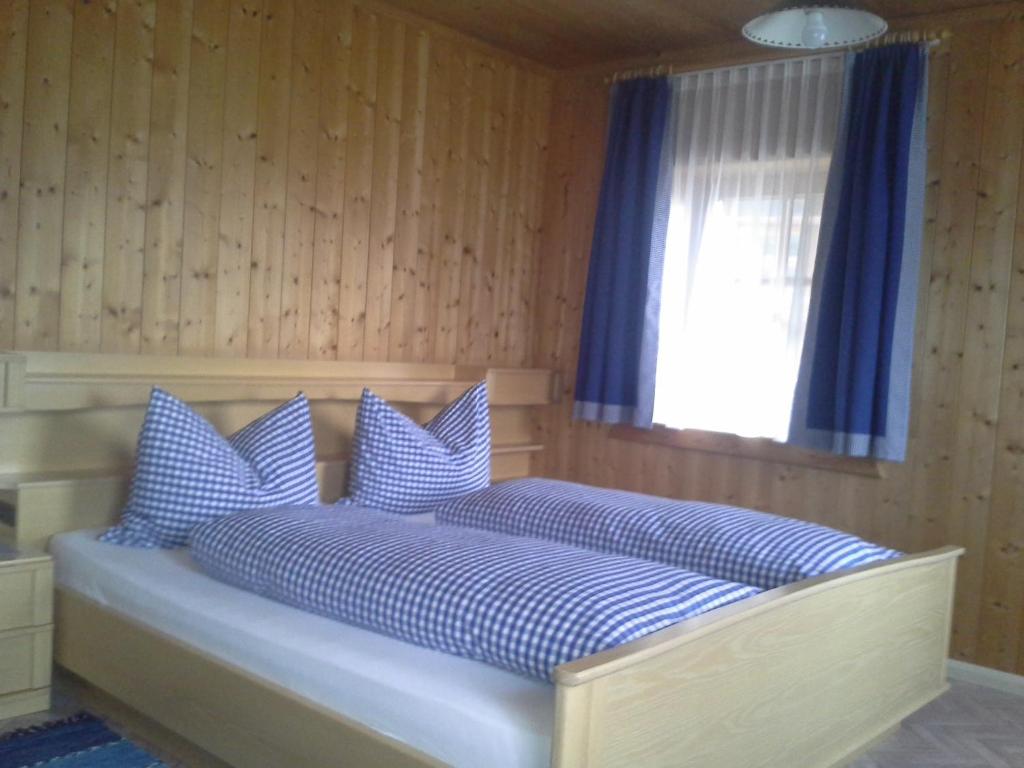 Łóżko lub łóżka w pokoju w obiekcie Berggasthaus Agritur Moserhof