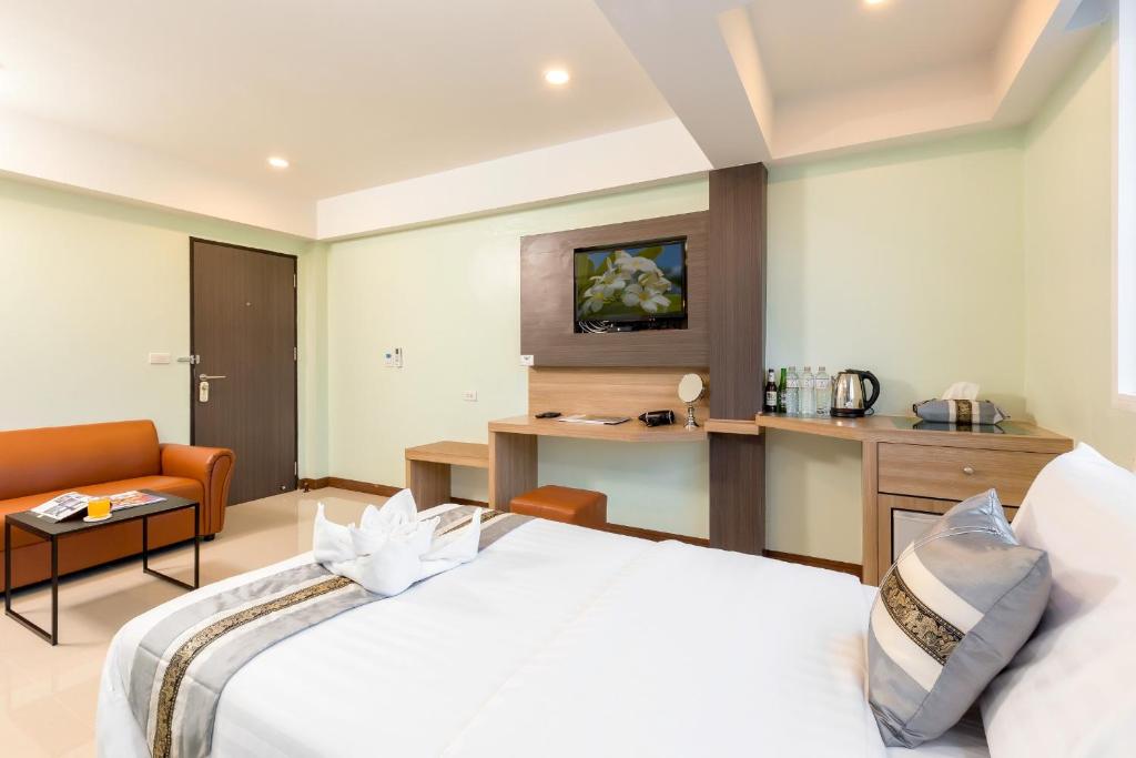 Postel nebo postele na pokoji v ubytování RoomQuest Suvarnabhumi Airport Romklao Soi 6