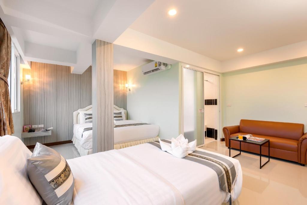Postel nebo postele na pokoji v ubytování RoomQuest Suvarnabhumi Airport Romklao Soi 6