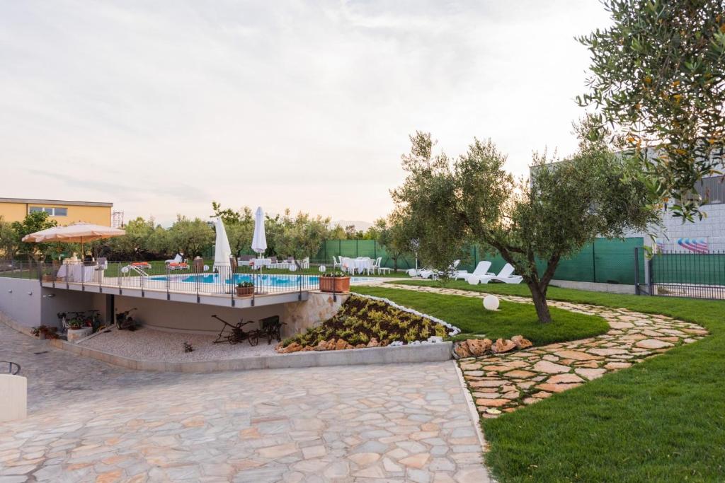 Bazén v ubytování Villa Emilia nebo v jeho okolí