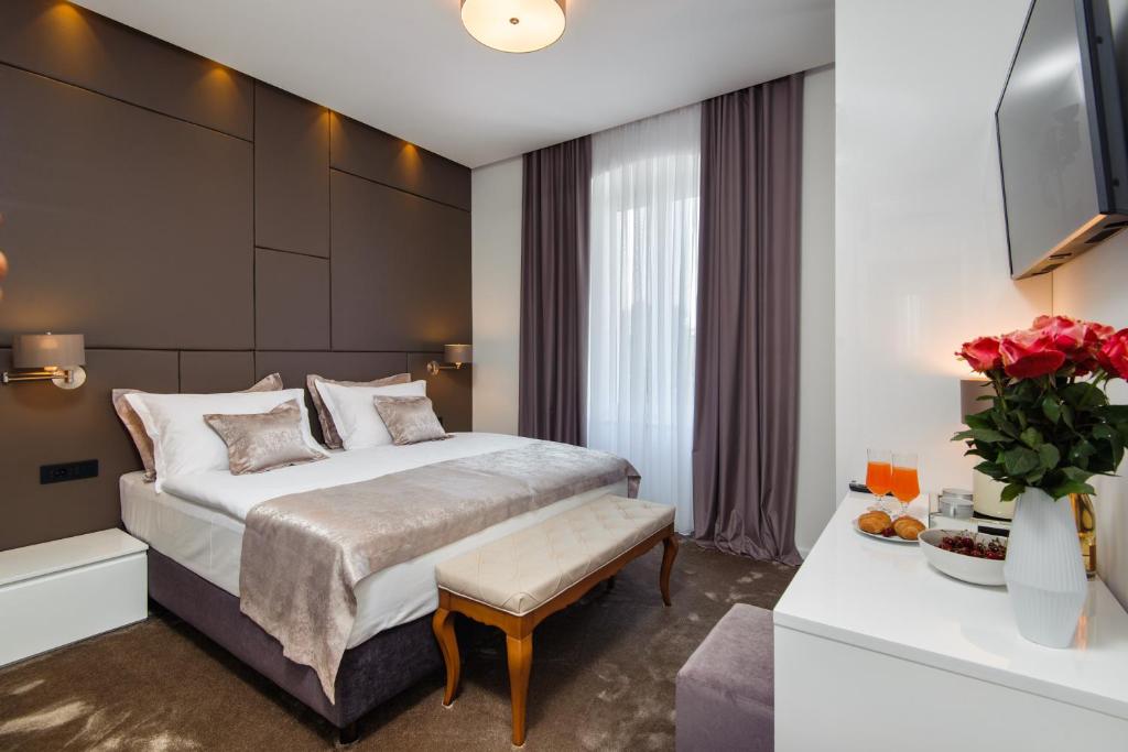 スプリトにあるDream Luxury Roomsのベッドとテレビ付きのホテルルーム